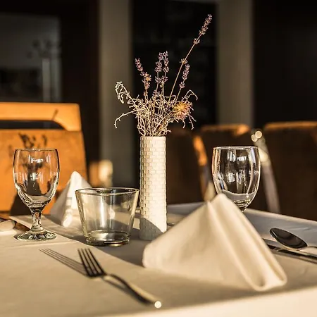 El Cafe Bar & Restaurant *