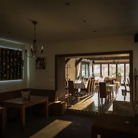 El Cafe Bar & Restaurant *