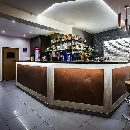 El Cafe Bar & Restaurant *